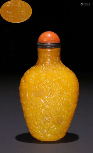 YELLOW GLASS DRAGON PATTERN SNUFF BOTTLE