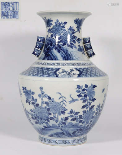 QIANLONG MARK BLUE WHITE GLAZE FLOWER PATTERN VASE