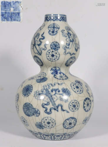 QIANLONG MARK BLUE WHITE GLAZE FLOWER GOURD VASE