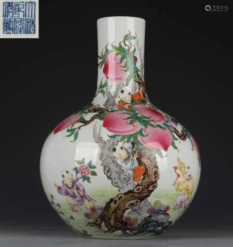 QIANLONG MARK FAMILLE ROSE GLAZE PEACH PATTERN VASE