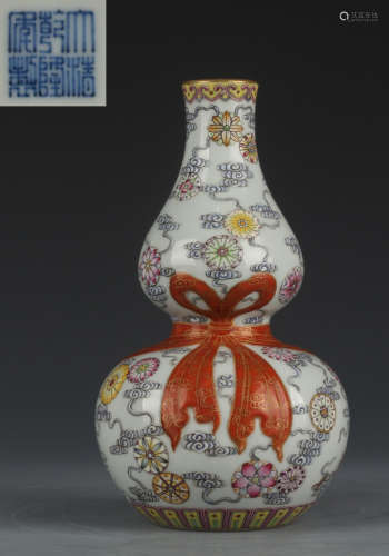 QIANLONG MARK FAMILLE ROSE GLAZE GOURD VASE