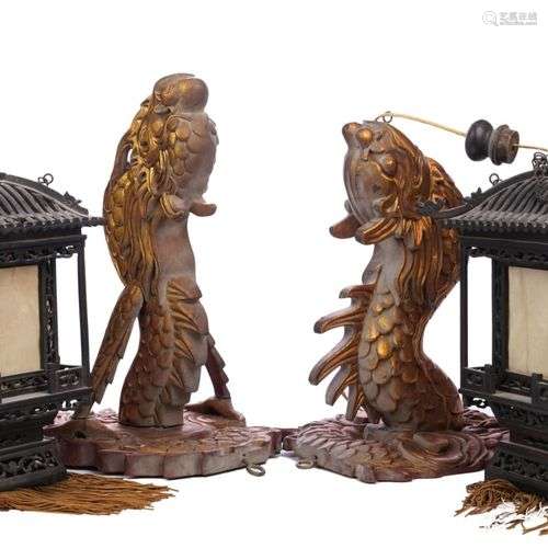 VIETNAM 1900 Deux lanternes en bois sculpté et panneaux de t...