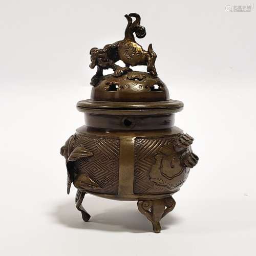 JAPON XIX ème Petit brûle-parfum tripode en bronze à décor f...