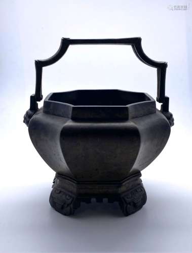 VIETNAM fin XIX ème Vase à offrandes en bronze à patine brun...