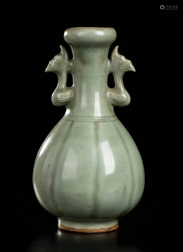 A CELADON GLAZE LONGQUAN CERAMIC VASE China,…