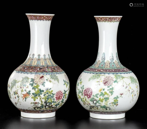 A PAIR OF PORCELAIN BOTTLE VASES WITH POLYCHROME