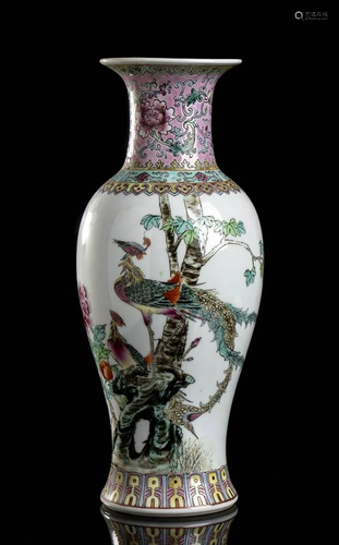 A PORCELAIN BALUSTER VASE China, XX secolo