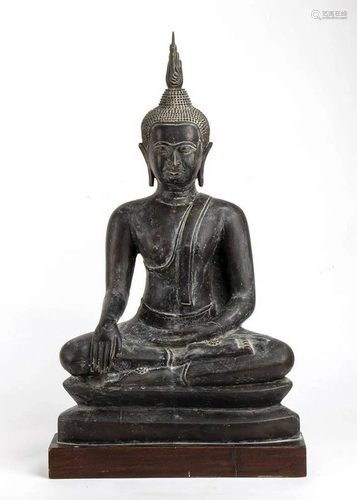 A LARGE BRONZE SCULPTURE OF A SEATED BUDDHA South-East