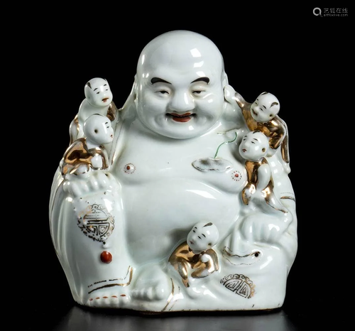 A PARTIALLY GILT PORCELAIN SEATED BUDAI WITH CHILDREN