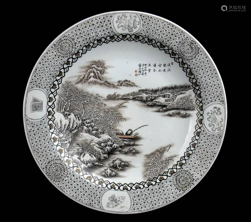 A LARGE PORCELAIN DISH WITH 'EN GRISAILLE' DECORATION