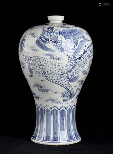 A LARGE 'BLUE AND WHITE' PORCELAIN 'DRAGON' VASE,