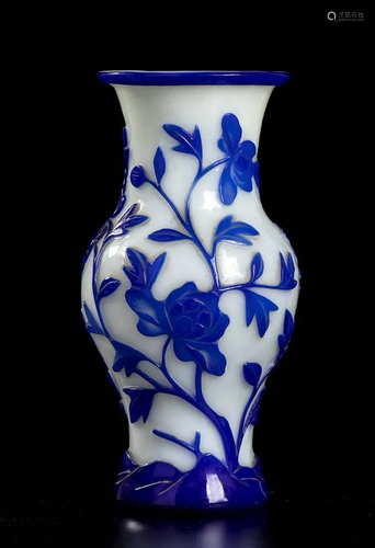 A CARVED GLASS VASE WITH FLORAL DECORATION China, early