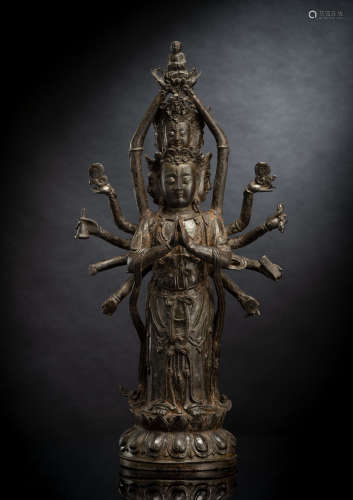 Seltene Bronze des Guanyin mit zwölf Armen stehend auf einem...
