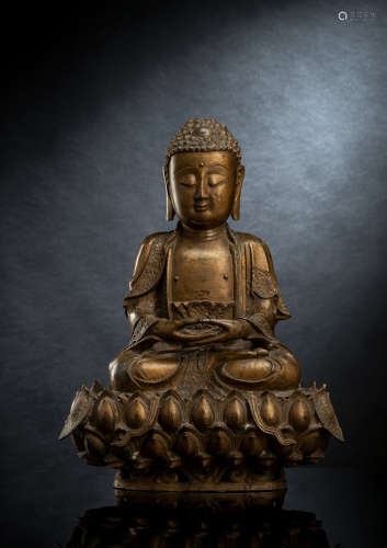 Große Bronze des Buddha Shakyamuni auf einem Lotossockel mit...