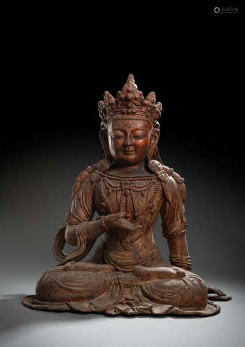 Große Holzfigur eines sitzenden Bodhisattva mit Resten von L...