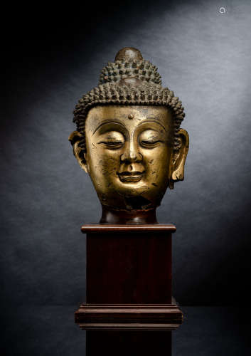 Großer feuervergoldeter Kopf des Buddha aus Bronze auf einem...