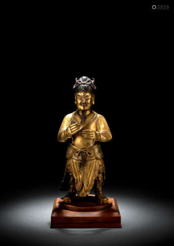 Feuervergoldete Bronze des Guan Ping auf einem Holzstand mon...