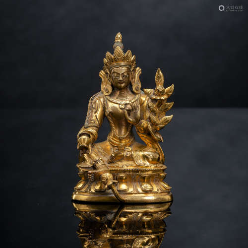 Feuervergoldete Bronze der Tara auf einem Lotos, eine Vase i...