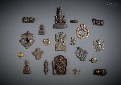 Gruppe von 20 Amuletten aus Eisen und Bronze 'tsogli'