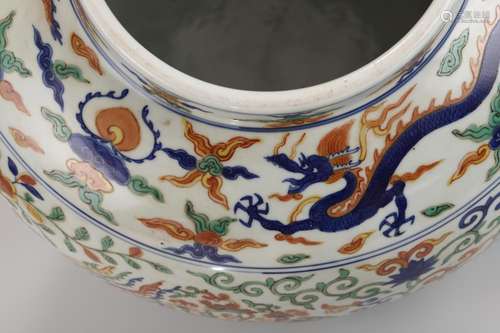 MING WUCAI DRAGON AND PHOENIX LIDDED JAR