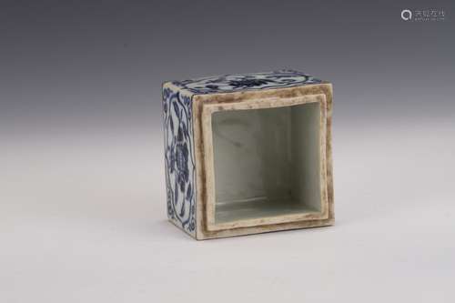 MING BLUE & WHITE FLORAL LIDDED BOX