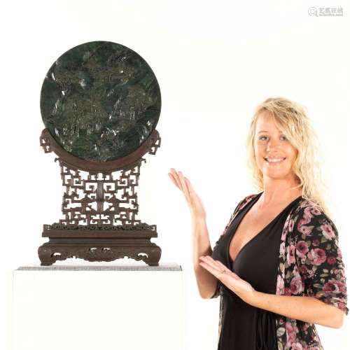 LARGE SPINACH GREEN JADE ROUND TABLE SCREEN