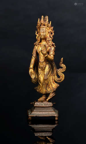 Weibliche Begleitfigur aus feuervergoldeter Bronze auf einem...