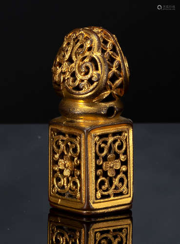 Siegel aus feuervergoldeter Bronze mit Blütendekor in Durchb...