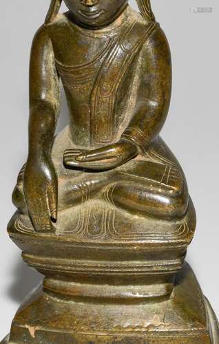 SITZENDER BUDDHA