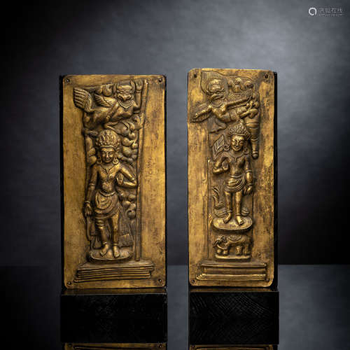 Paar feuervergoldete Reliefpaneele mit Bodhisattva aus Kuper...