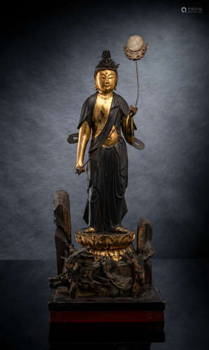 Figur eines stehenden Nikkô Bosatsu aus Holz mit Lackfassung