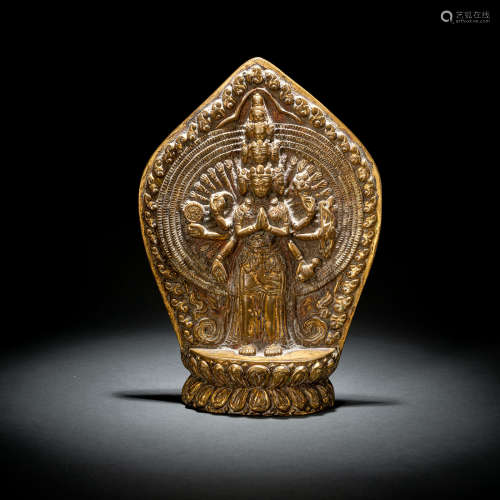 Feuervergoldete Stele des Aryalokiteshvara auf einem Lotos m...