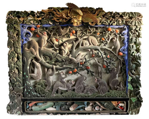 Große Reliefschnitzerei mit Affen und Früchten aus Holz in p...