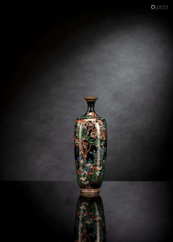 Cloisonné-Vase mit nachtblauem Fond und Ahornnbaum mit Vögel...