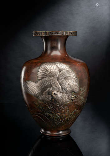 Feine Vase aus Bronze mit Seeadler in Relief in Silber und f...