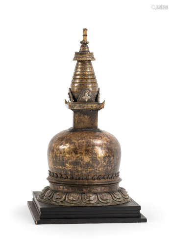 Große feuervergoldete Repoussé-Stupa aus Kupfer auf Stand