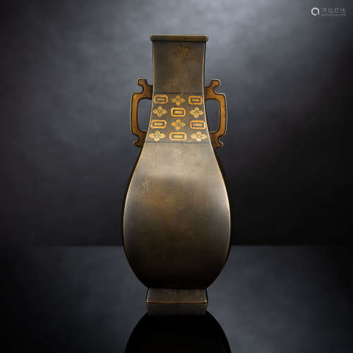 Feine Vase aus Bronze. die Halspartie mit eingelegtem Dekor ...