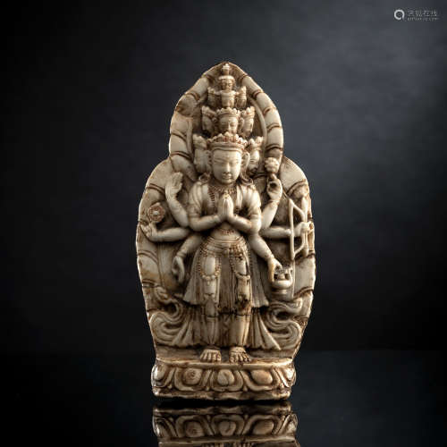 Seltene Steinfigur des Ekadashalokeshvara mit Resten farbige...