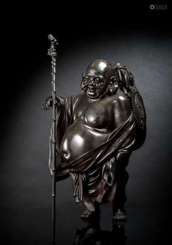 Sehr große Bronze des Hotei mit einem Stab