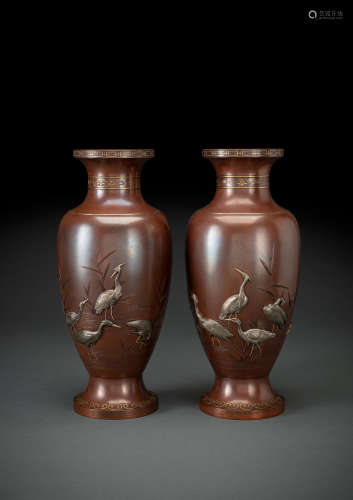 Paar feine und seltene Vasen mit Reihern und Wasserpflanzen ...