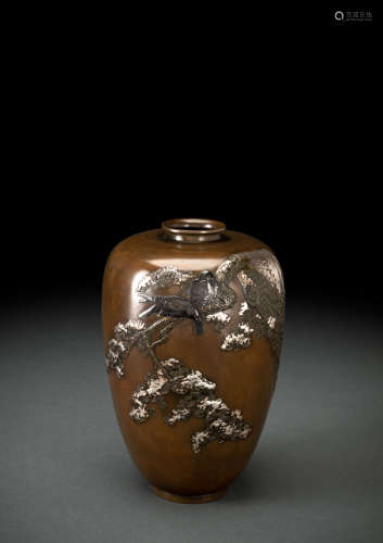 Feine Vase aus Bronze mit Raben auf mit Schnee bedeckten Kie...