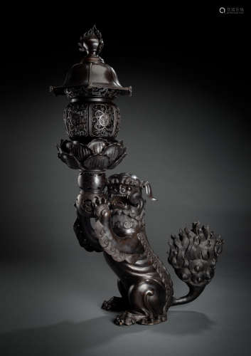 Große Bronze eines Shishi mit Laterne in den erhobenen Prank...