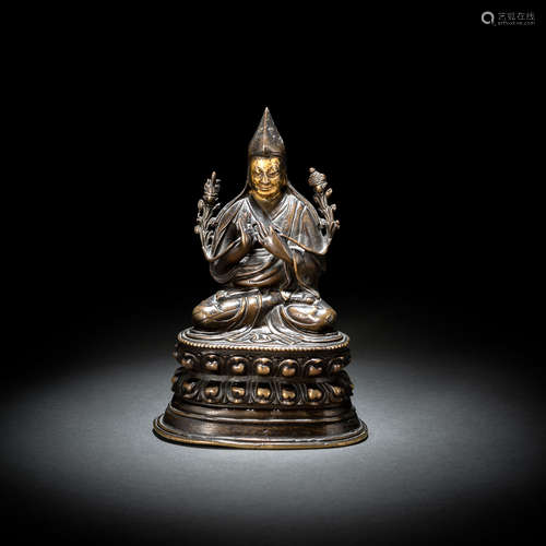 Bronze des Tsongkhapa auf einem Lotos sitzend über einem Soc...