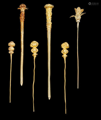 Sechs goldene Haarnadeln in Blütenform