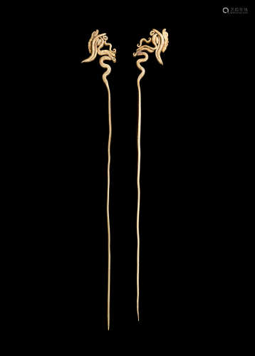 Paar goldene Haarnadeln mit Phönix-Köpfen