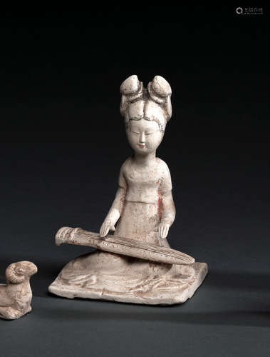 Figur einer sitzenden 'qin'-Spielerin aus Irdenware mit Spur...