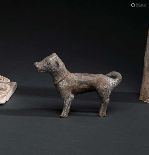 Model eines stehenden Hundes aus grauer Irdenware aus der Sa...