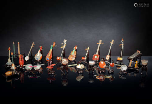 Satz von 26 Miniatur-Musikinstrumenten aus verschiedenen Ste...