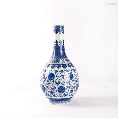 A Blue And White Interlocking Flowers Bottle Vase