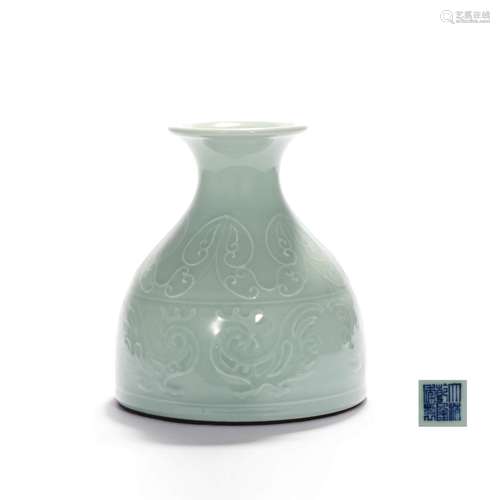 An Incised Celadon-Glaze Dish-Top Vase, Zun